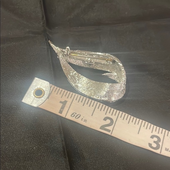 Elegant Silver Leaf Brooch - Picture 3 of 3
